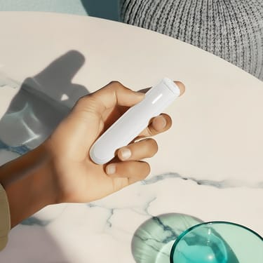 Riboto leidimo PLOOM AURA Glacier White laikomas rankoje