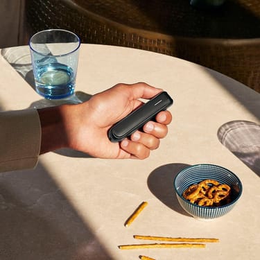 Ploom AURA priekinis dangtelis Jet Black pritvirtintas prie įrenginio

