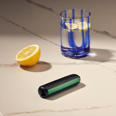 Ploom AURA priekinis dangtelis Amazon Green pritvirtintas prie įrenginio ant stalo