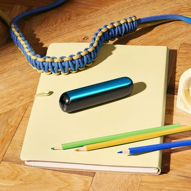 Ploom AURA priekinis dangtelis Ocean Blue pritvirtintas prie įrenginio ant stalo
