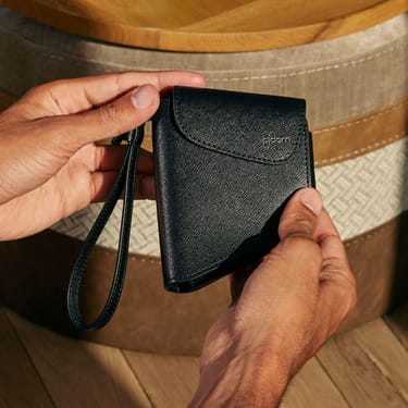 Ranka laiko Ploom AURA Jet Black Duo dėklą
