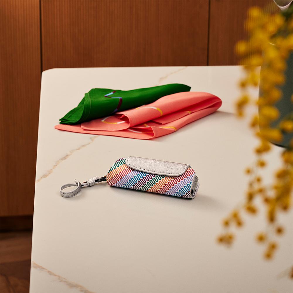 Ploom AURA įvairiaspalvis Solo dėklas, padėtas ant stalo
